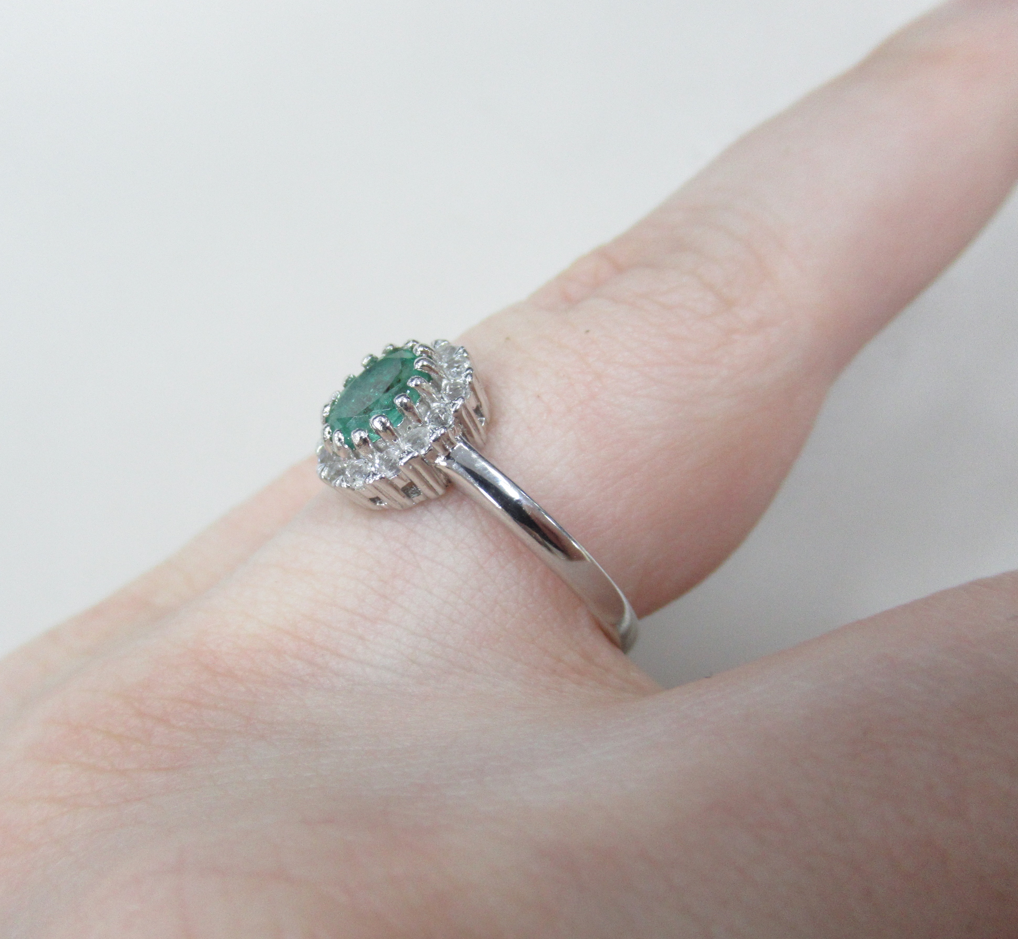 Серебряное кольцо с изумрудом